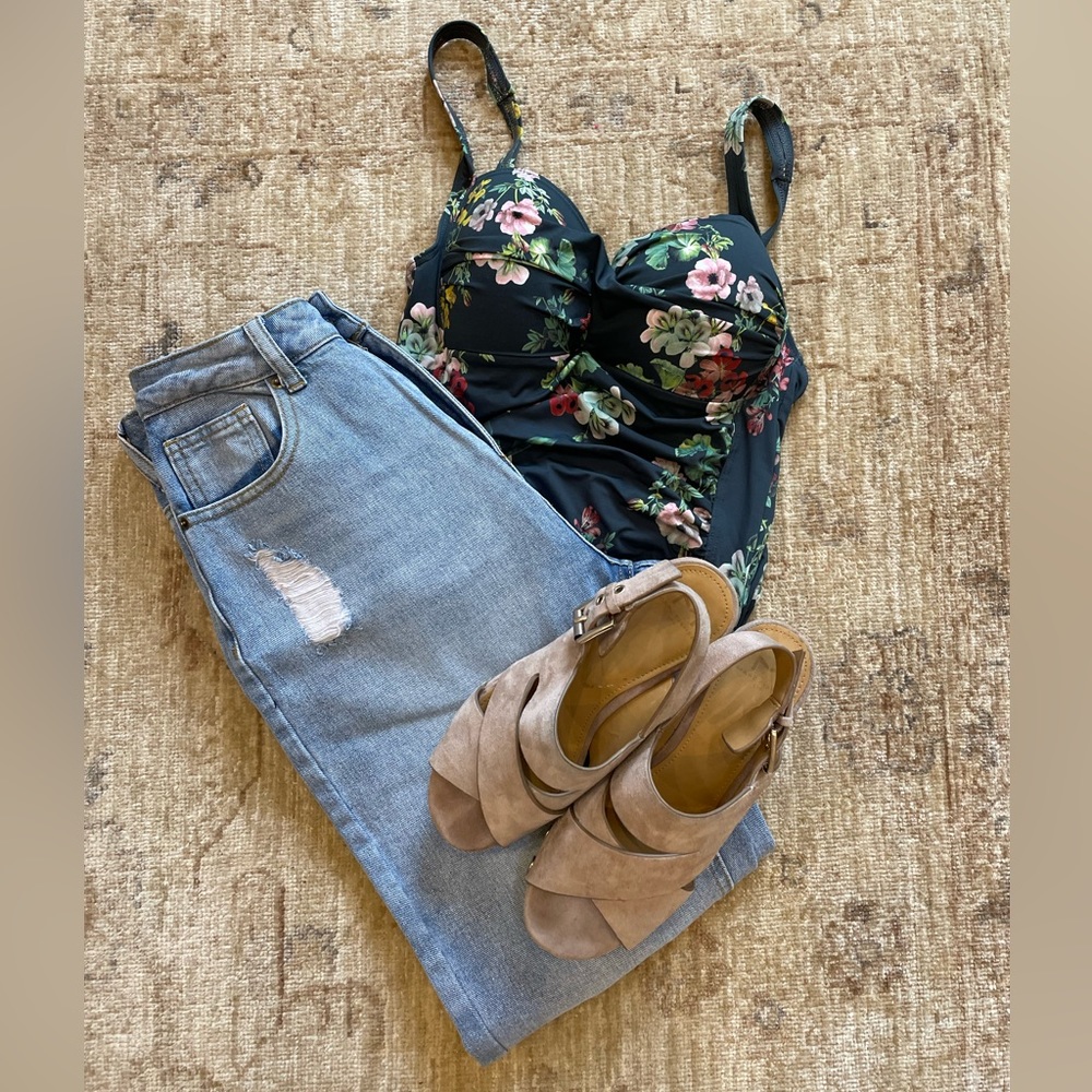 XS Fun distressed high waisted jeans.  Wide leg tapered. - Picture 13 of 13